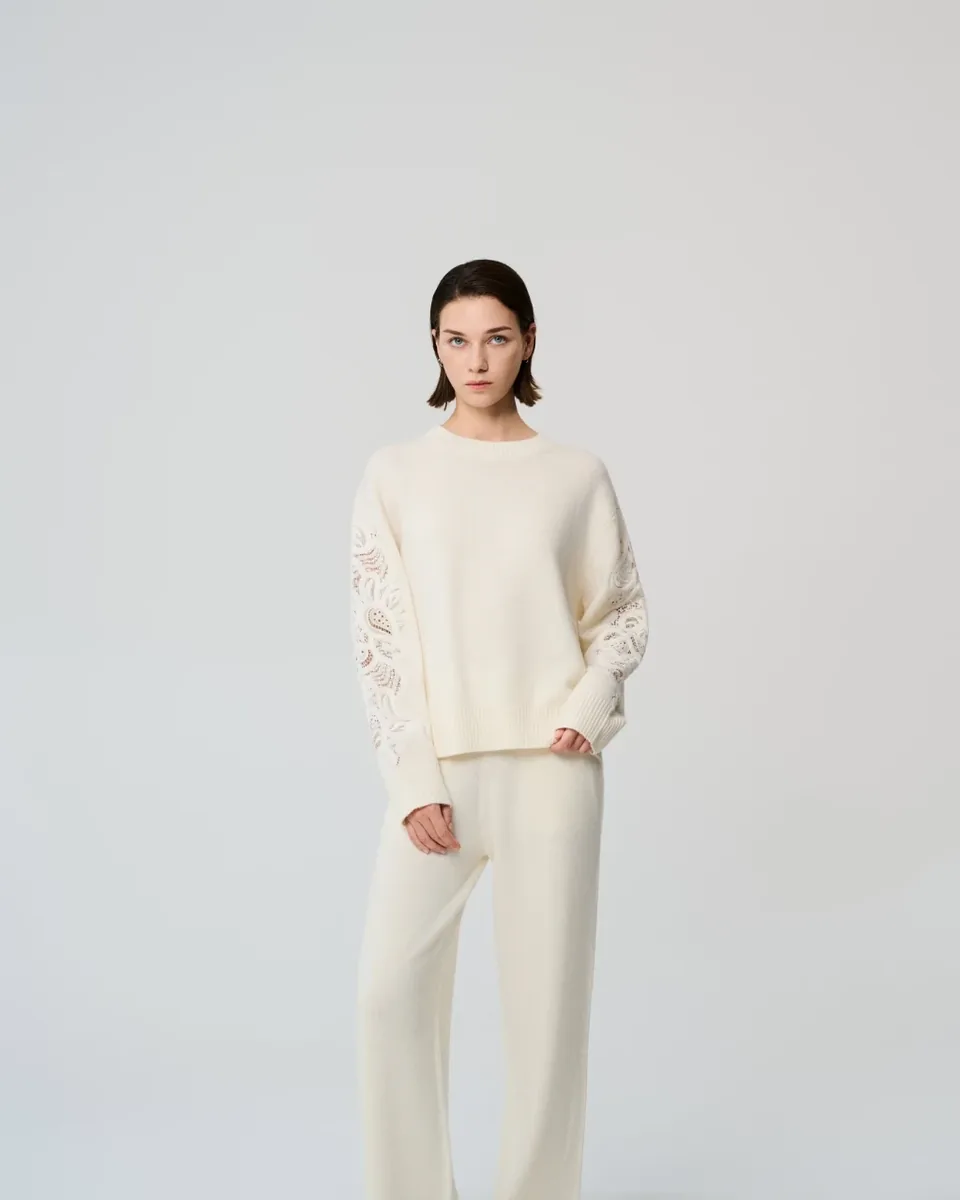 Maglia con maniche ricamate