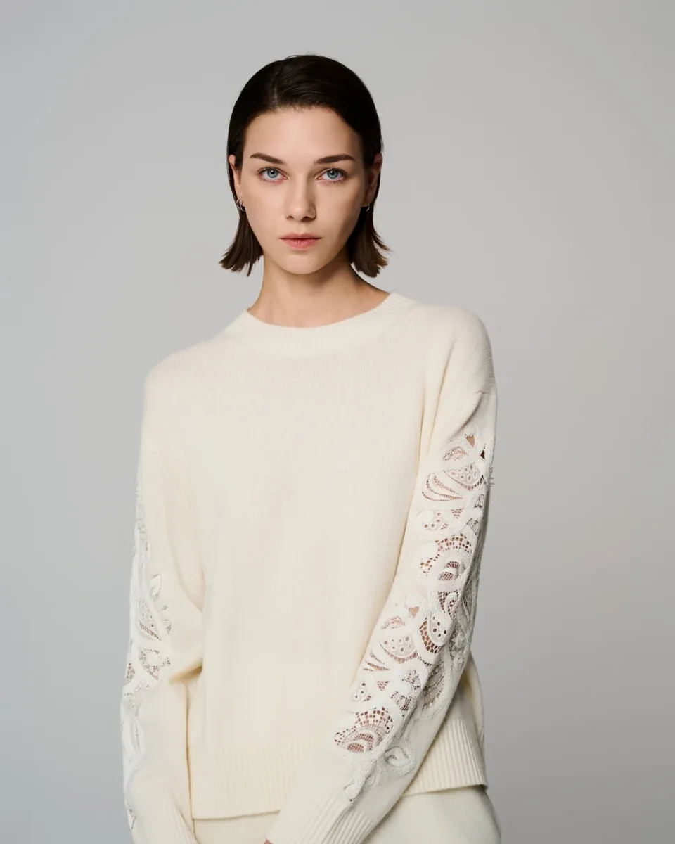 Maglia con maniche ricamate