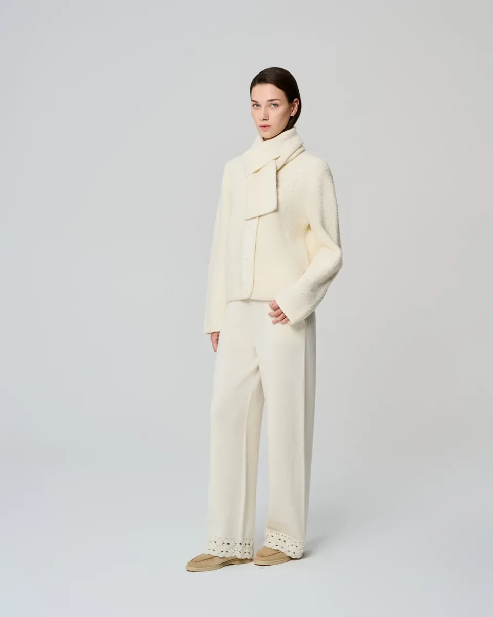 Elfenbeinfarbene Strickjacke mit Reißverschluss