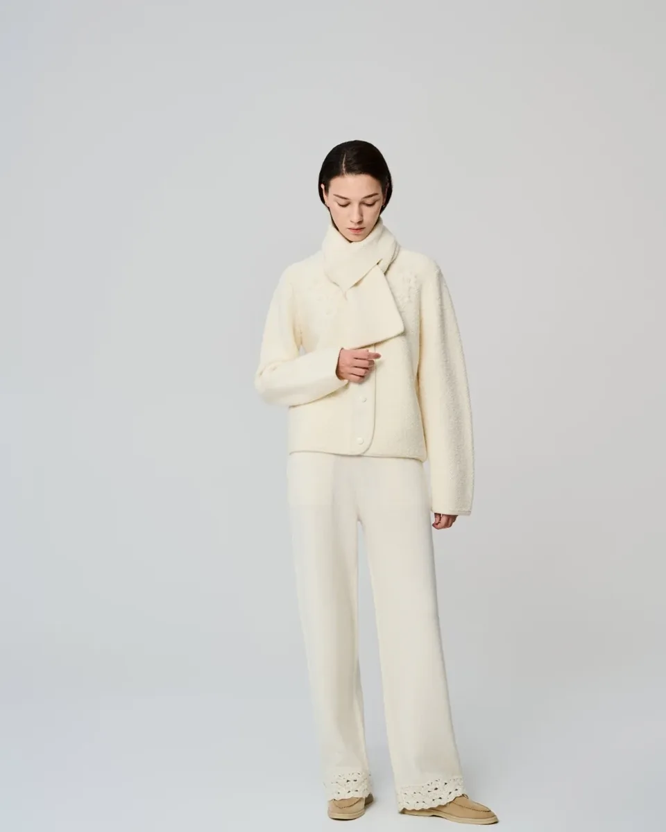 Elfenbeinfarbene Strickjacke mit Reißverschluss