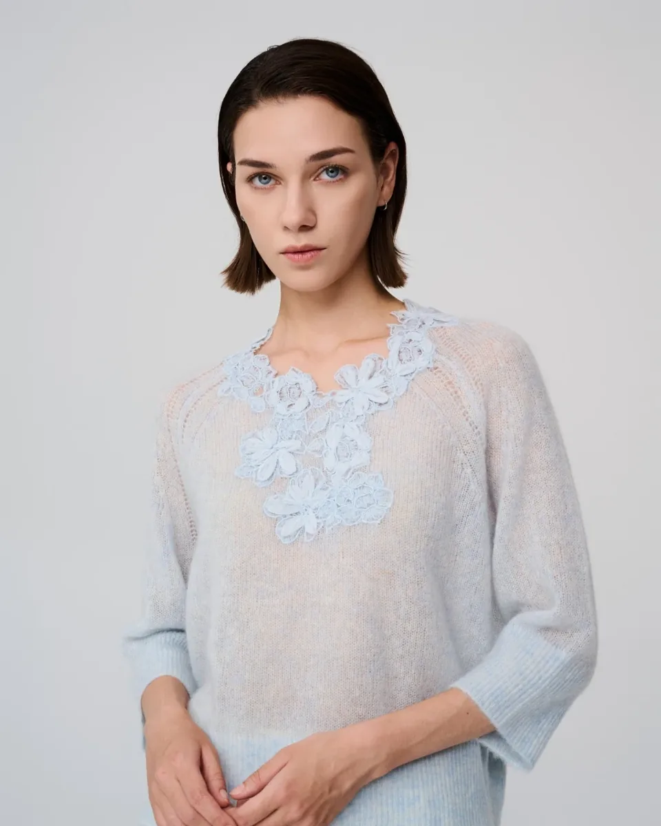 Maglia azzurra ricamata