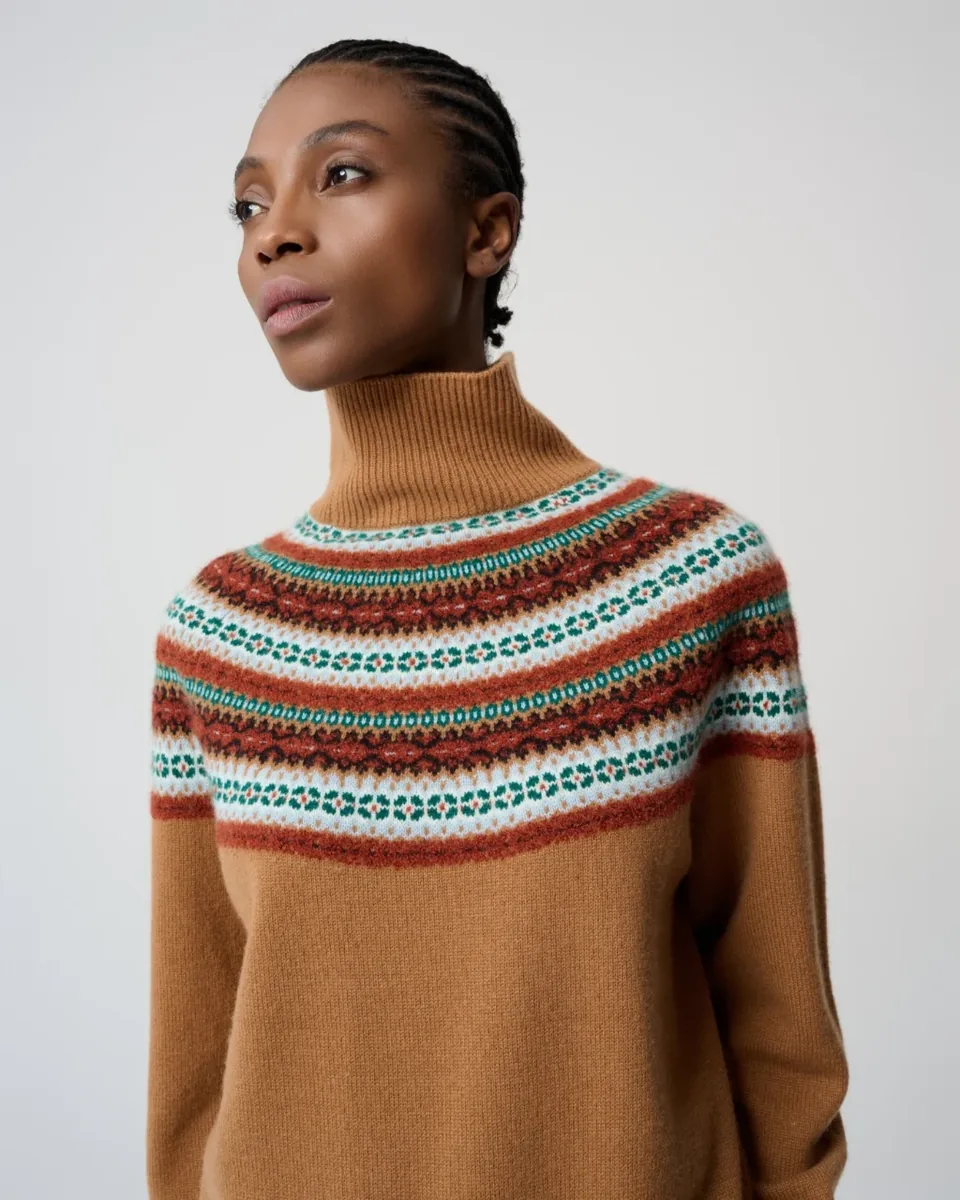 Ockerfarbener Musterpullover