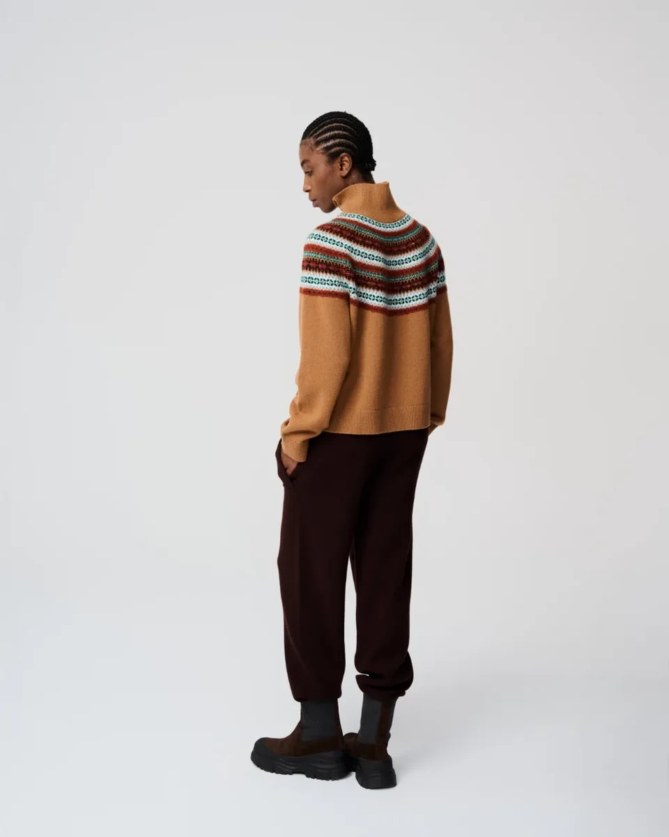 Ockerfarbener Musterpullover