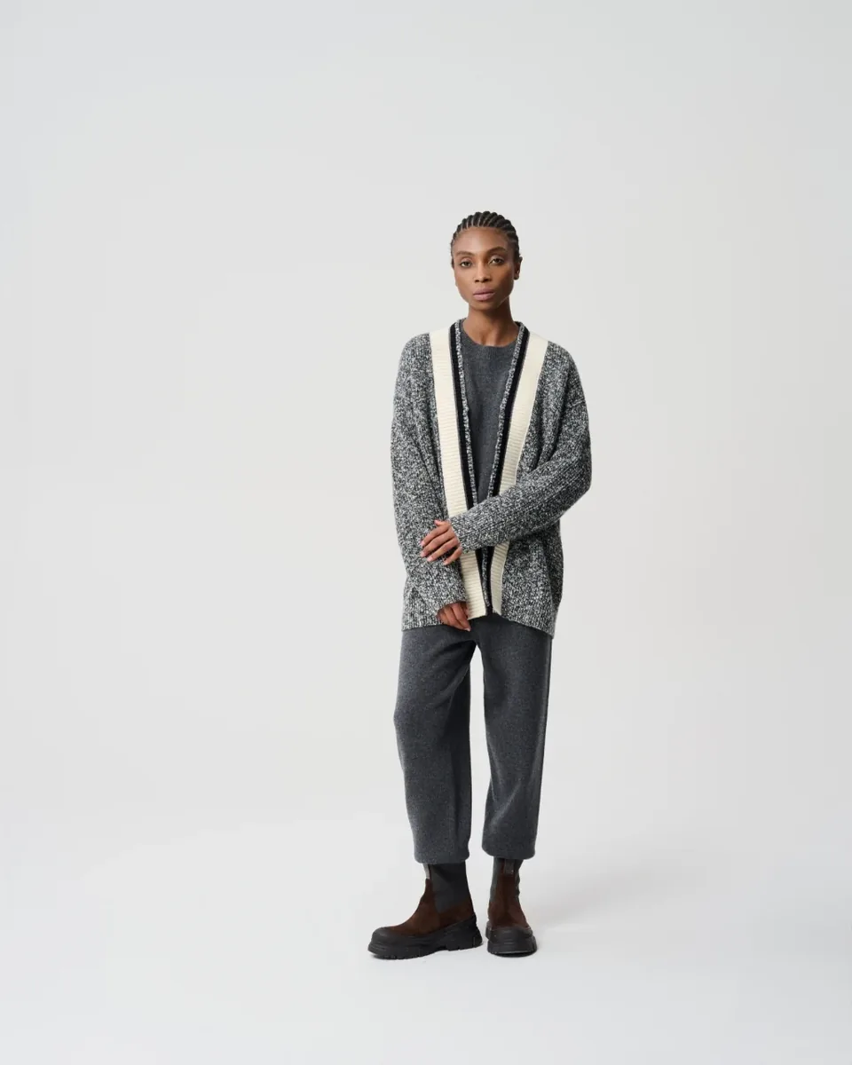 Graue lange Strickjacke