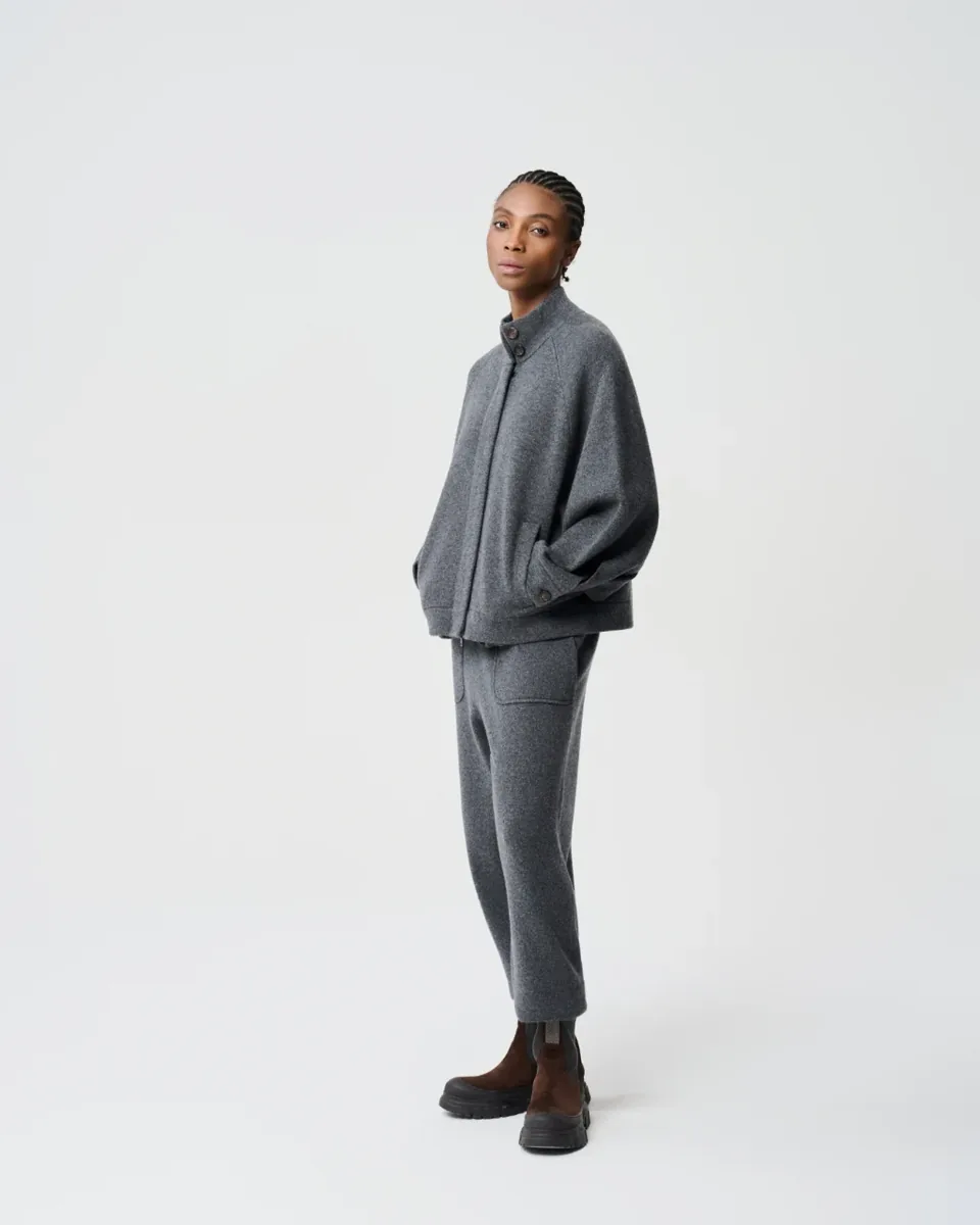 Anthrazitfarbene Strickjacke mit Reißverschluss