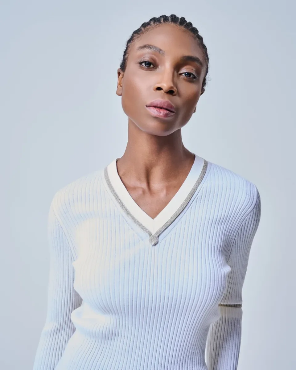 Maglia bianca con scollo a V