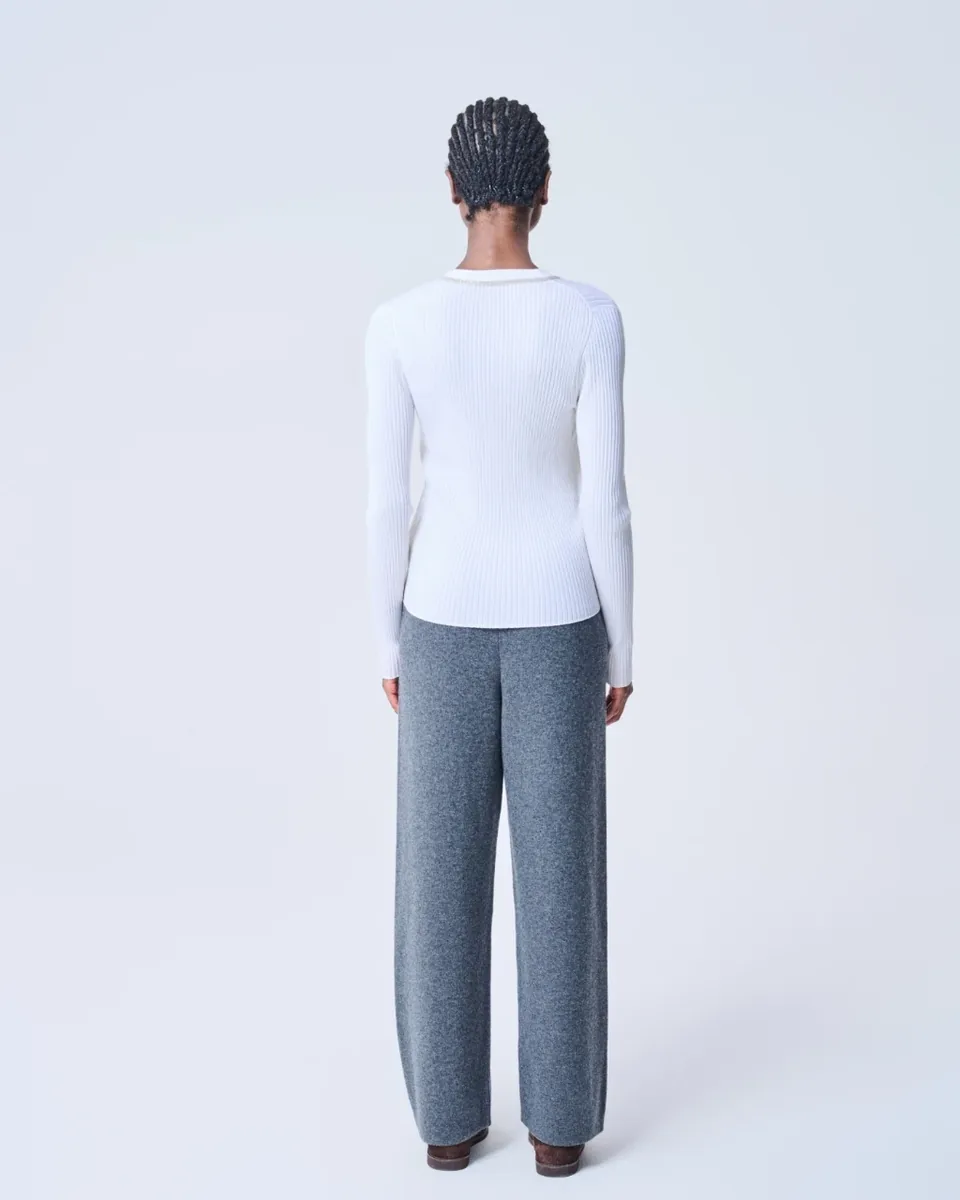 Maglia bianca con scollo a V